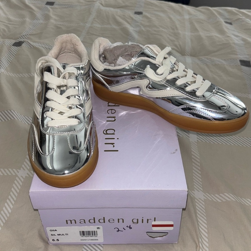 Madden Girl Giia Silver multi sneakers
Size 6.5
